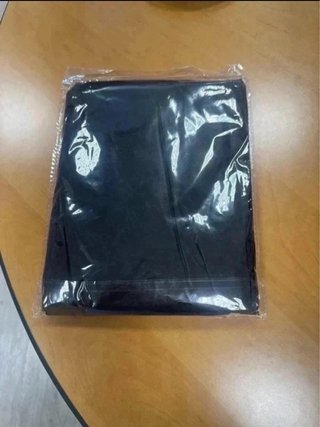 Capa de chuva preta com capuz