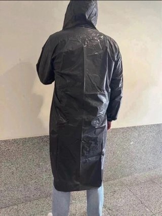 Capa de chuva preta com capuz