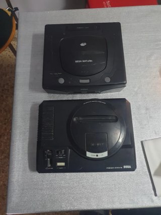 Sega Saturn y Mega Drive Negra