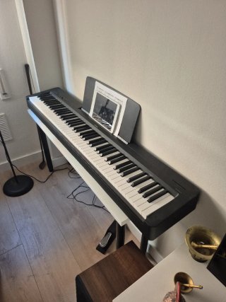 Piano Yamaha P145 B