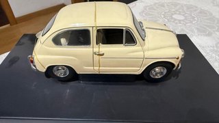 Maqueta Seat 600 D 1:18 Revell