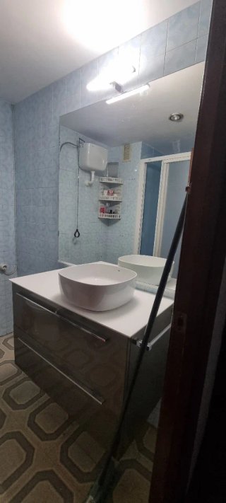 Mueble de baño beige y blanco