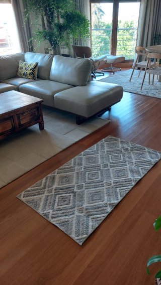 Alfombra de tela con diseño geométrico.