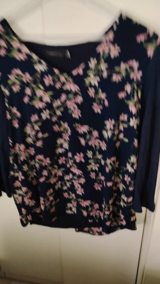 Blusa Cortefiel floral azul y rosa