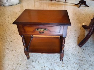 Mesa auxiliar de madera con cajón