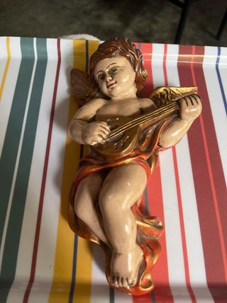 Angelito de escayola tocando laúd