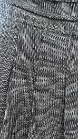 Falda corta DEPT gris abullonada.