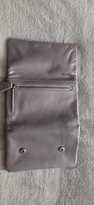 Cartera de piel morada