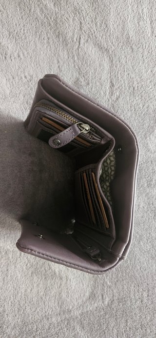 Cartera de piel morada