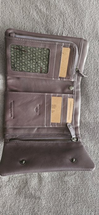 Cartera de piel morada