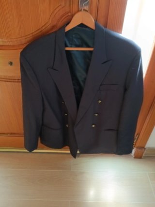 Chaqueta  10€ cada una,la de piel 100 €y marrón 20