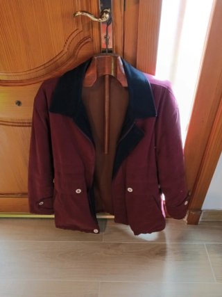 Chaqueta  10€ cada una,la de piel 100 €y marrón 20