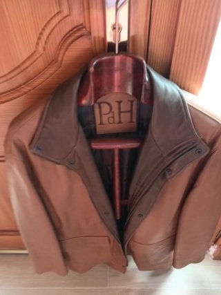 Chaqueta  10€ cada una,la de piel 100 €y marrón 20