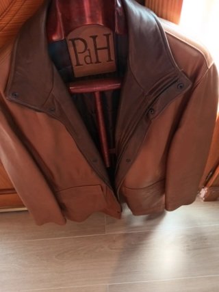 Chaqueta  10€ cada una,la de piel 100 €y marrón 20