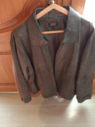Chaqueta  10€ cada una,la de piel 100 €y marrón 20