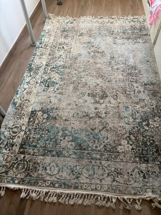 Bonita alfombra gris y verde azulado