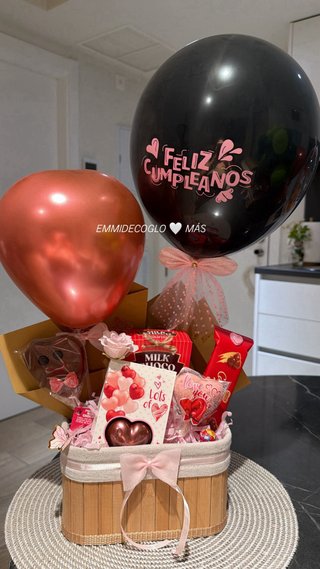 Arreglos de globos con peluches chocolate y flores