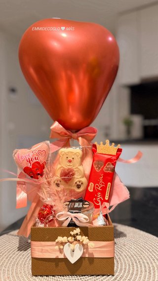 Arreglos de globos con peluches chocolate y flores