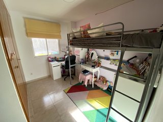 Habitación con litera, tocador y escritorio