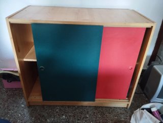 Mueble de madera con puerta corredera