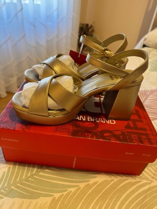 Sandalias de tacón doradas