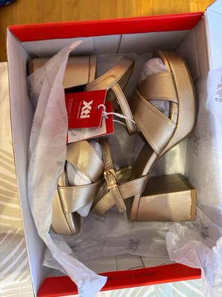 Sandalias de tacón doradas