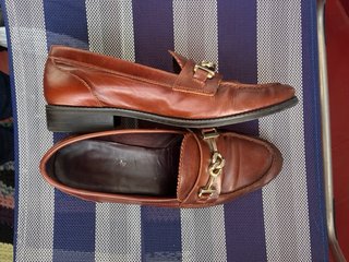 Mocasines de cuero marrón con detalle dorado