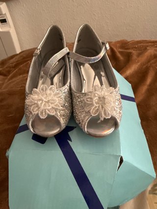 Zapatos de niña plateados con flores