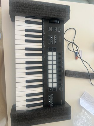 Novation Launchkey 37 MK4 - Como nuevo