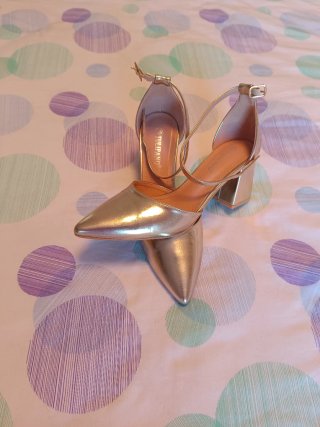 Conjunto fiesta zapatos y clutch dorado