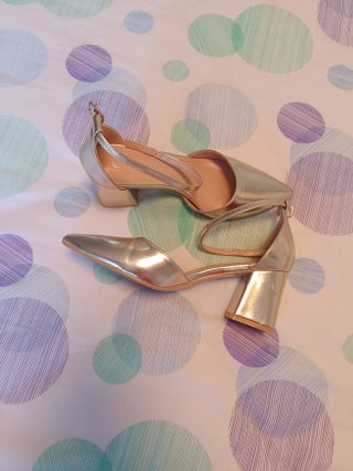 Conjunto fiesta zapatos y clutch dorado