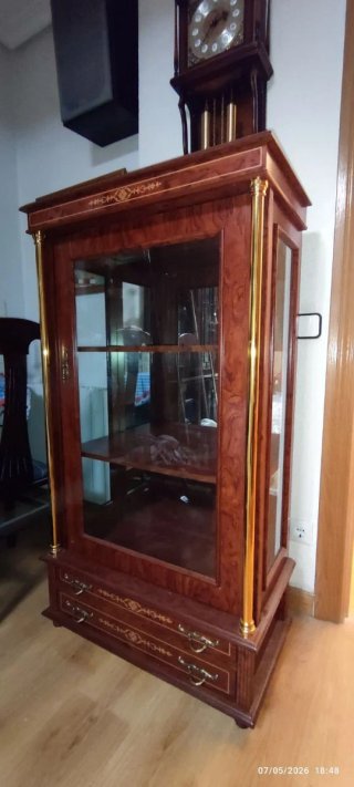 Vitrina madera caoba cristal dorada