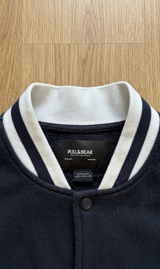 Chaqueta Varsity Pull&Bear Azul y Blanca
