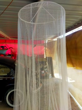 Mosquitera de tela y plástico