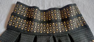 Falda negra con detalles dorados T.Xs