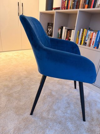 Silla de terciopelo azul con patas negras