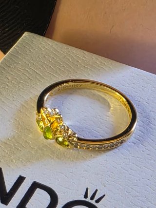 Anillo Pandora Tiara Disney Oro y Peridoto