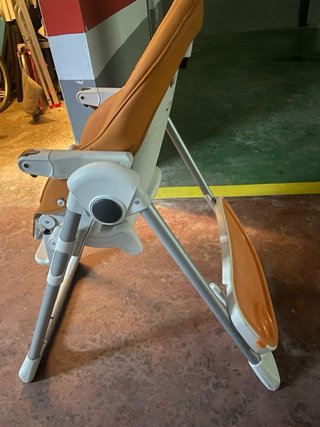 Seggiolone Peg Perego arancione regolabile