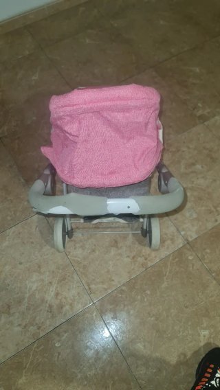 Carro de muñecas rosa y gris
