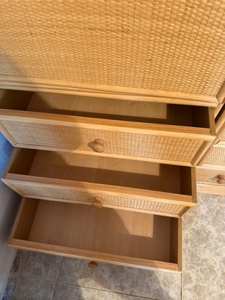 Armario de mimbre y madera