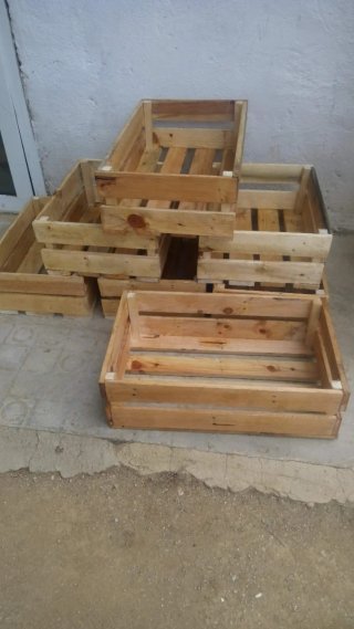 Pollaio in legno e metallo con design a casa