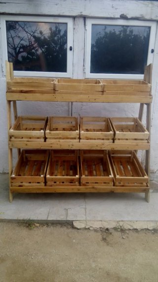 Pollaio in legno e metallo con design a casa