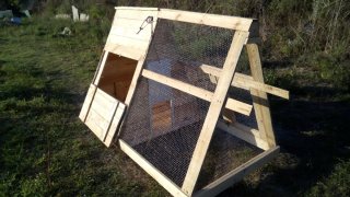 Pollaio in legno e metallo con design a casa