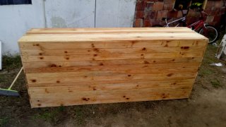 Pollaio in legno e metallo con design a casa