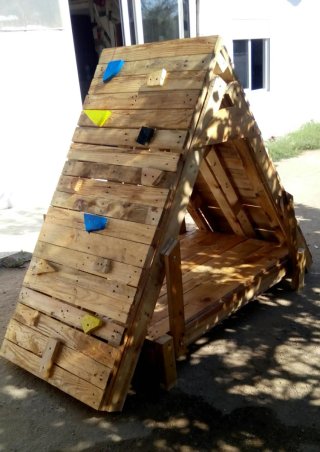 Pollaio in legno e metallo con design a casa