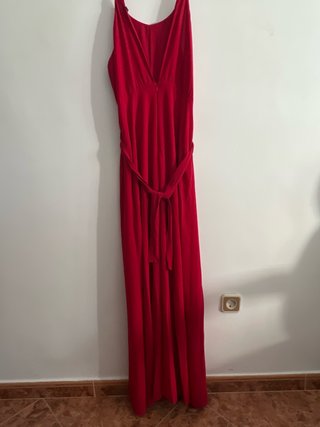 Vestido largo rojo con cinturón plateado