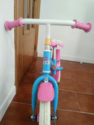 Bicicleta niña sin pedales azul y rosa de Disney