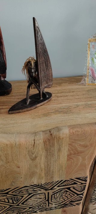 Figura decorativa de madera tallada