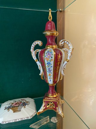 Jarrón de porcelana con detalles dorados