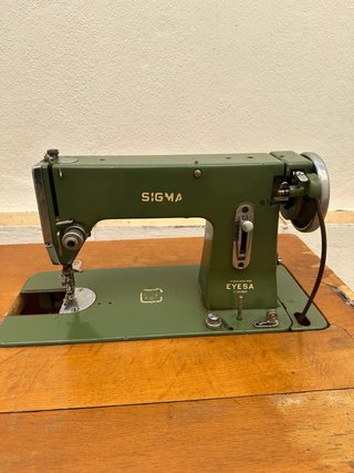 Máquina de coser antigua SIGMA con mueble y pedal